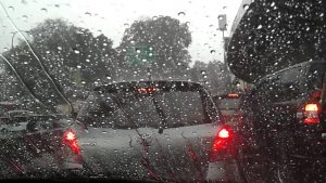 tips berkendara saat hujan